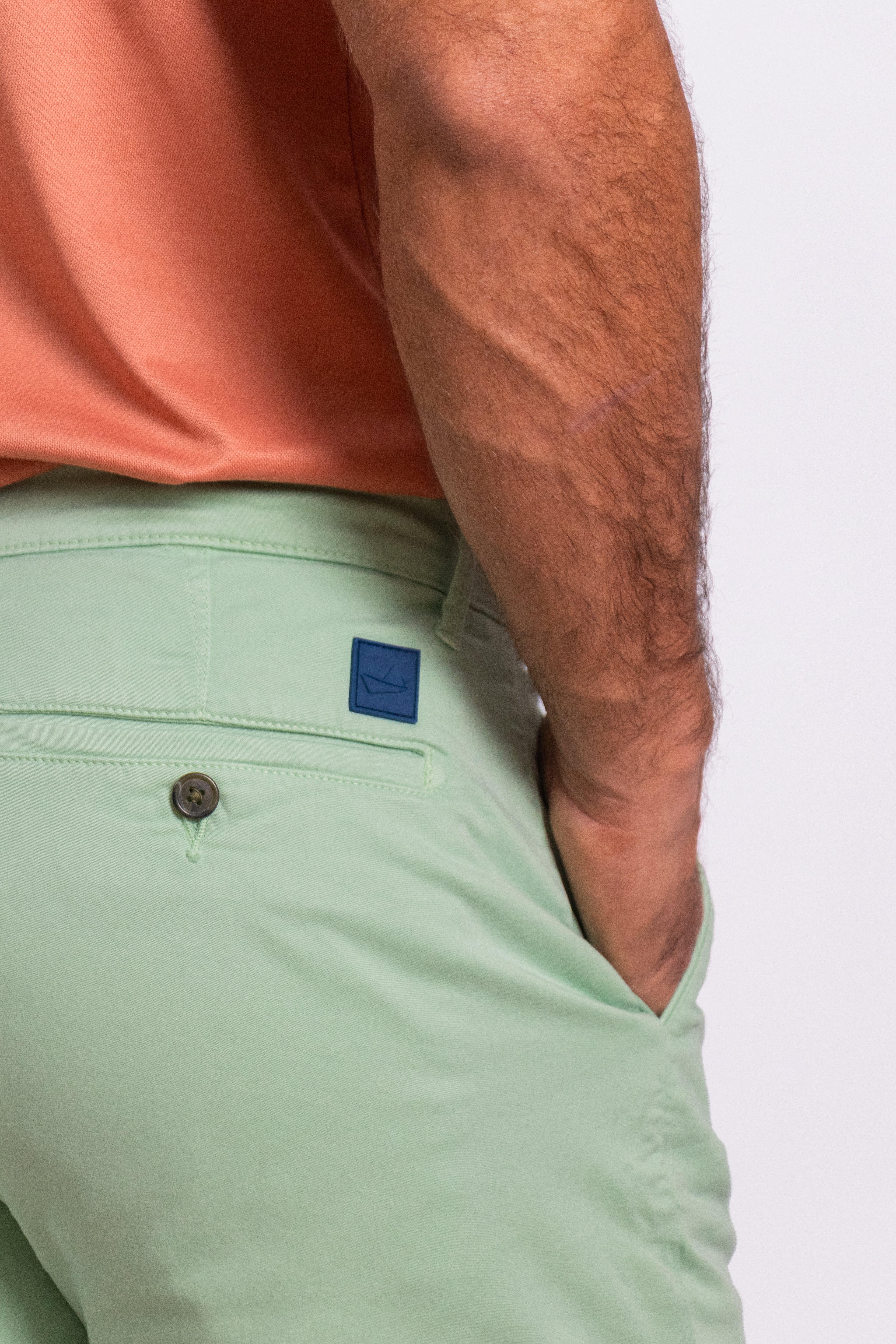 Bermuda de corte moderno con ajuste cómodo y favorecedor. Ideal para los días cálidos, combina frescura y versatilidad.