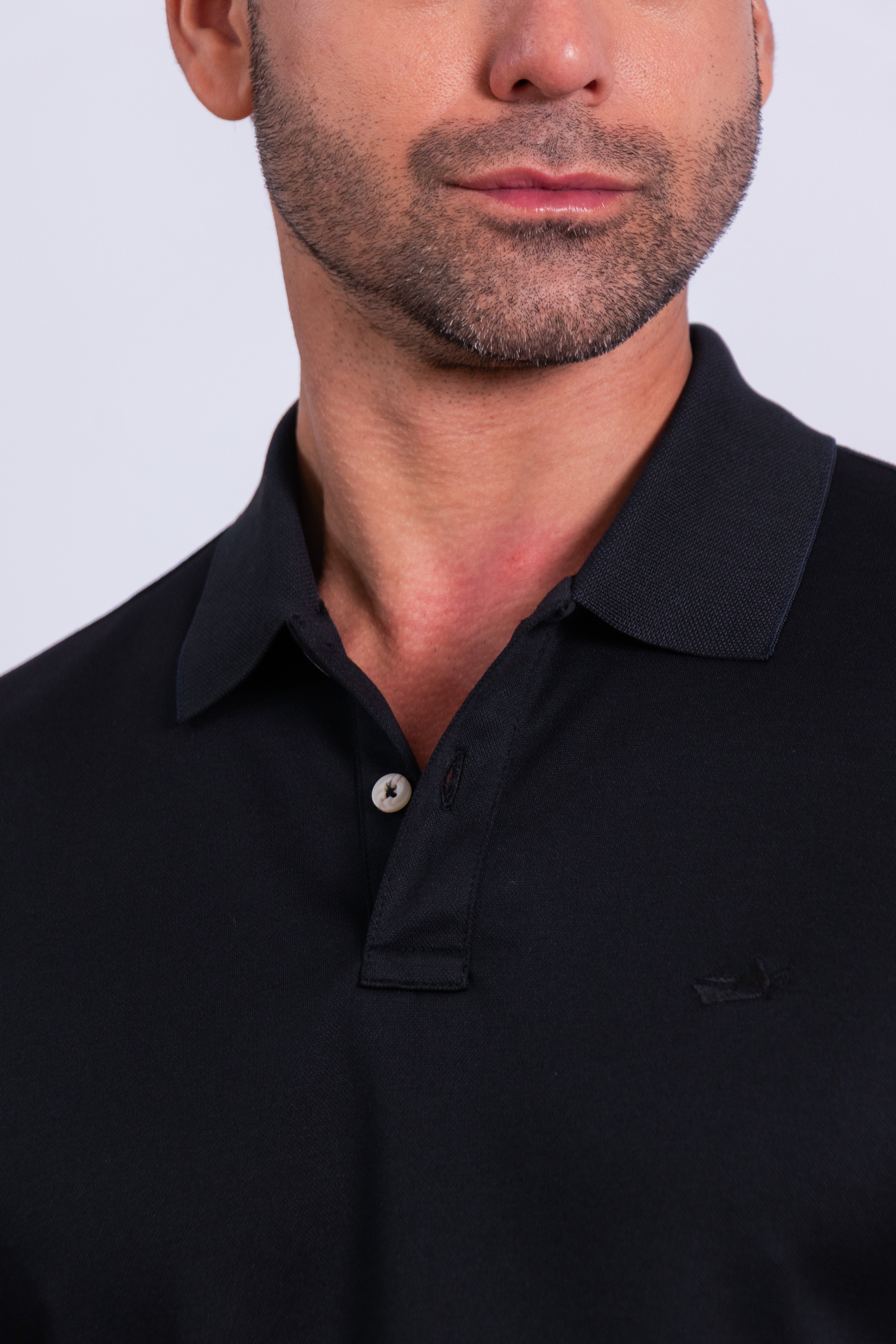 Polo manga corta en algodón micro pima con cuello y mangas tejidas