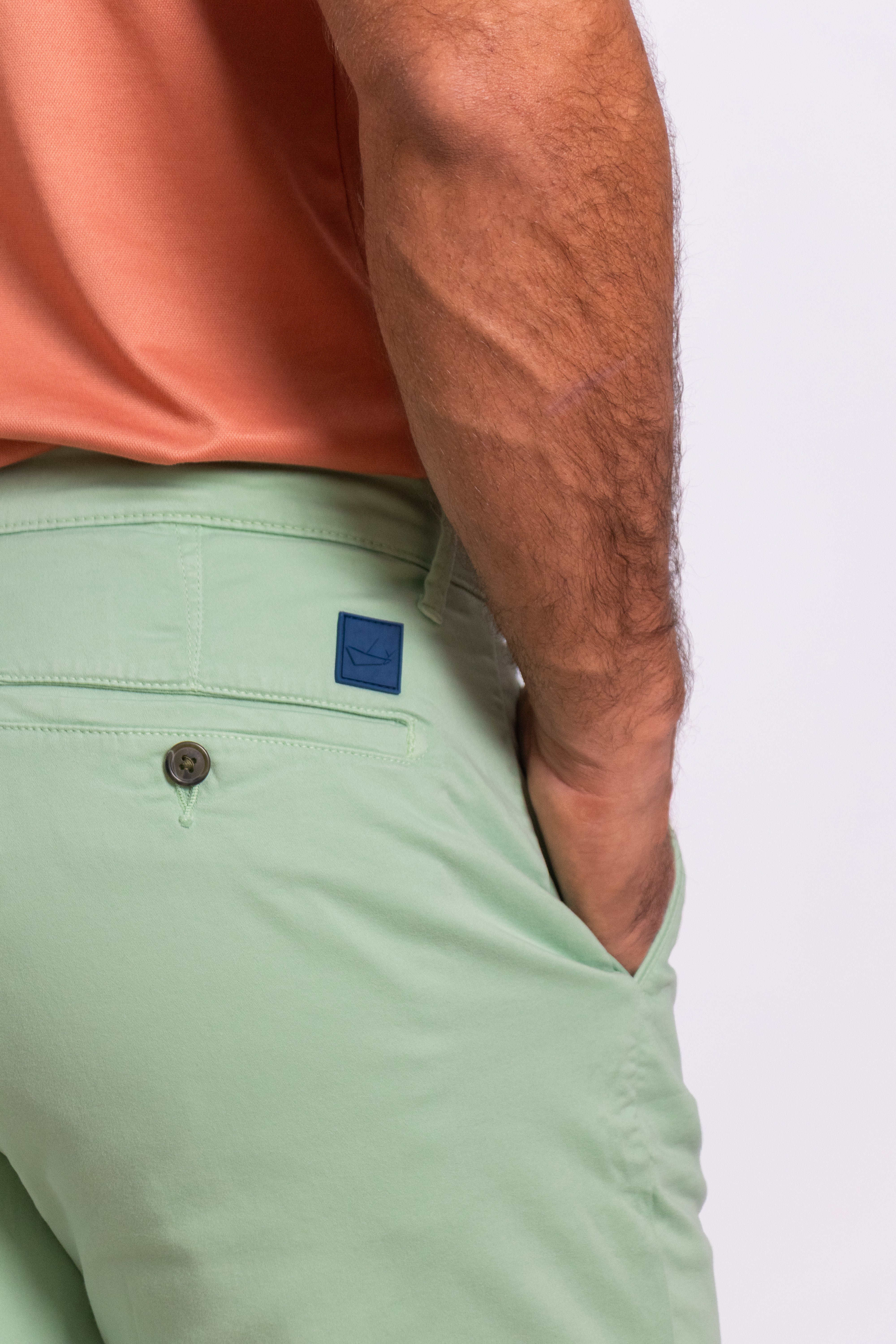 Bermuda de corte moderno con ajuste cómodo y favorecedor. Ideal para los días cálidos, combina frescura y versatilidad.