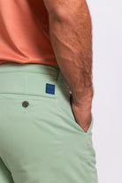 Bermuda de corte moderno con ajuste cómodo y favorecedor. Ideal para los días cálidos, combina frescura y versatilidad.