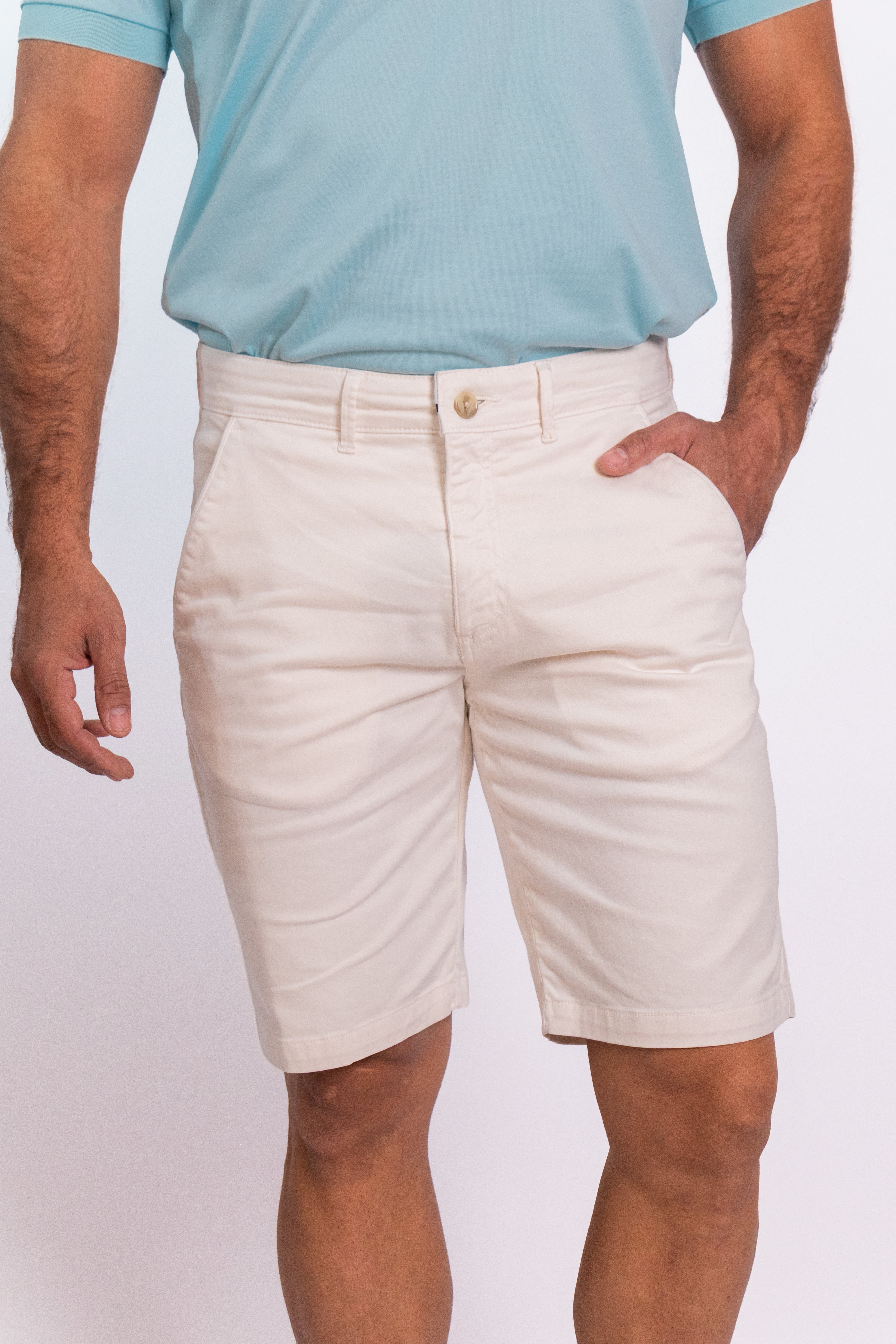 Bermuda de corte moderno con ajuste cómodo y favorecedor. Ideal para los días cálidos, combina frescura y versatilidad.