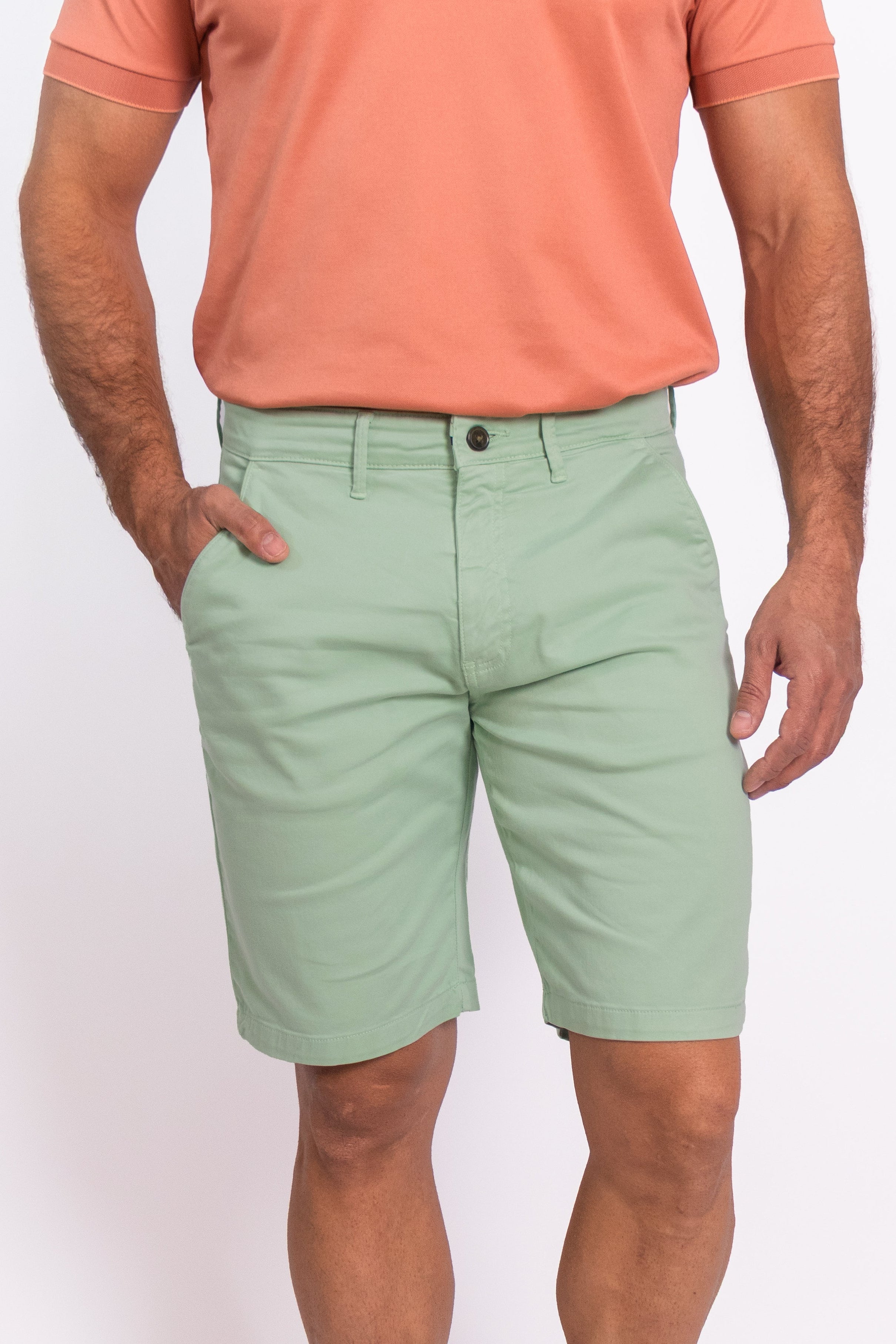 Bermuda de corte moderno con ajuste cómodo y favorecedor. Ideal para los días cálidos, combina frescura y versatilidad.