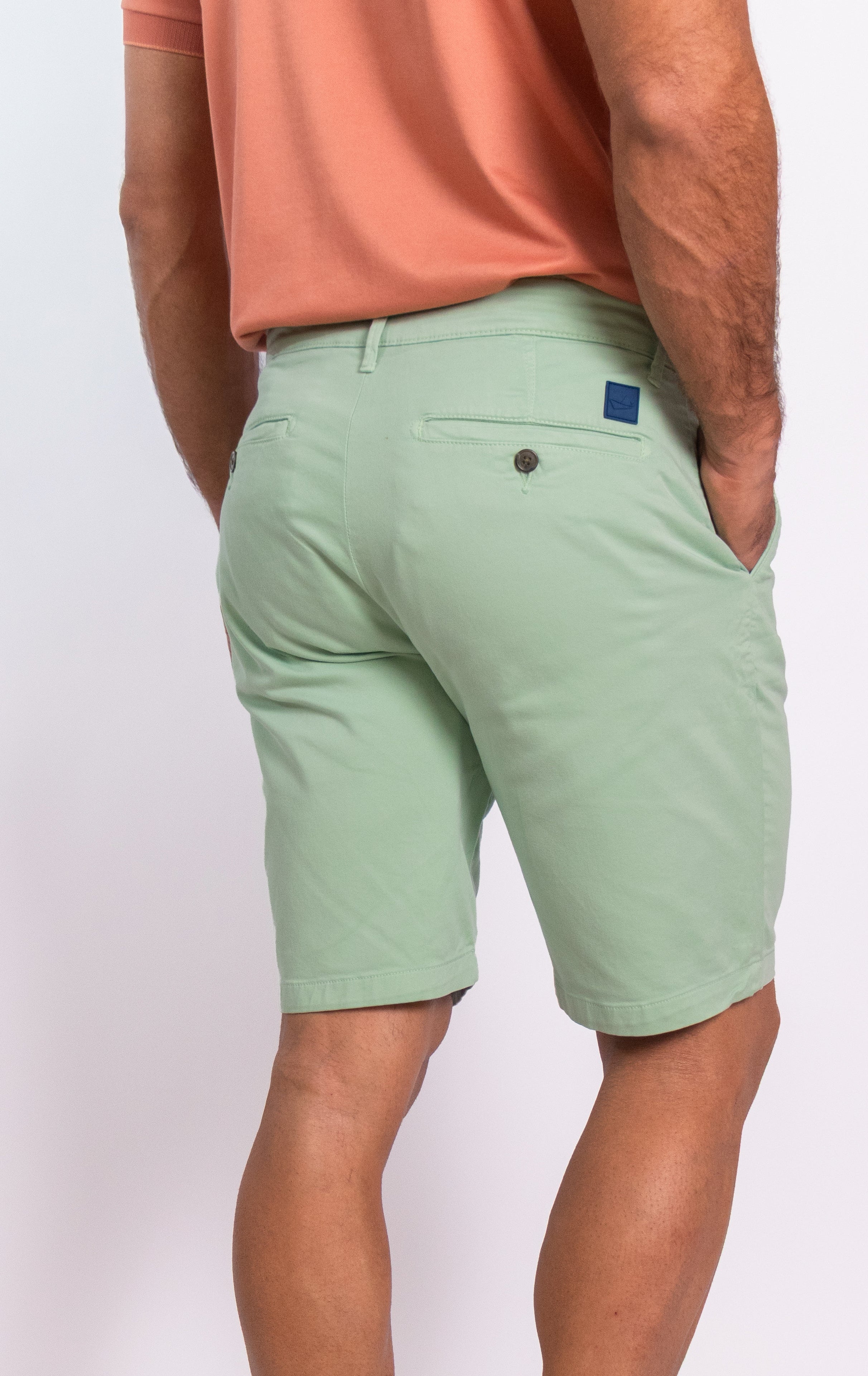Bermuda de corte moderno con ajuste cómodo y favorecedor. Ideal para los días cálidos, combina frescura y versatilidad.