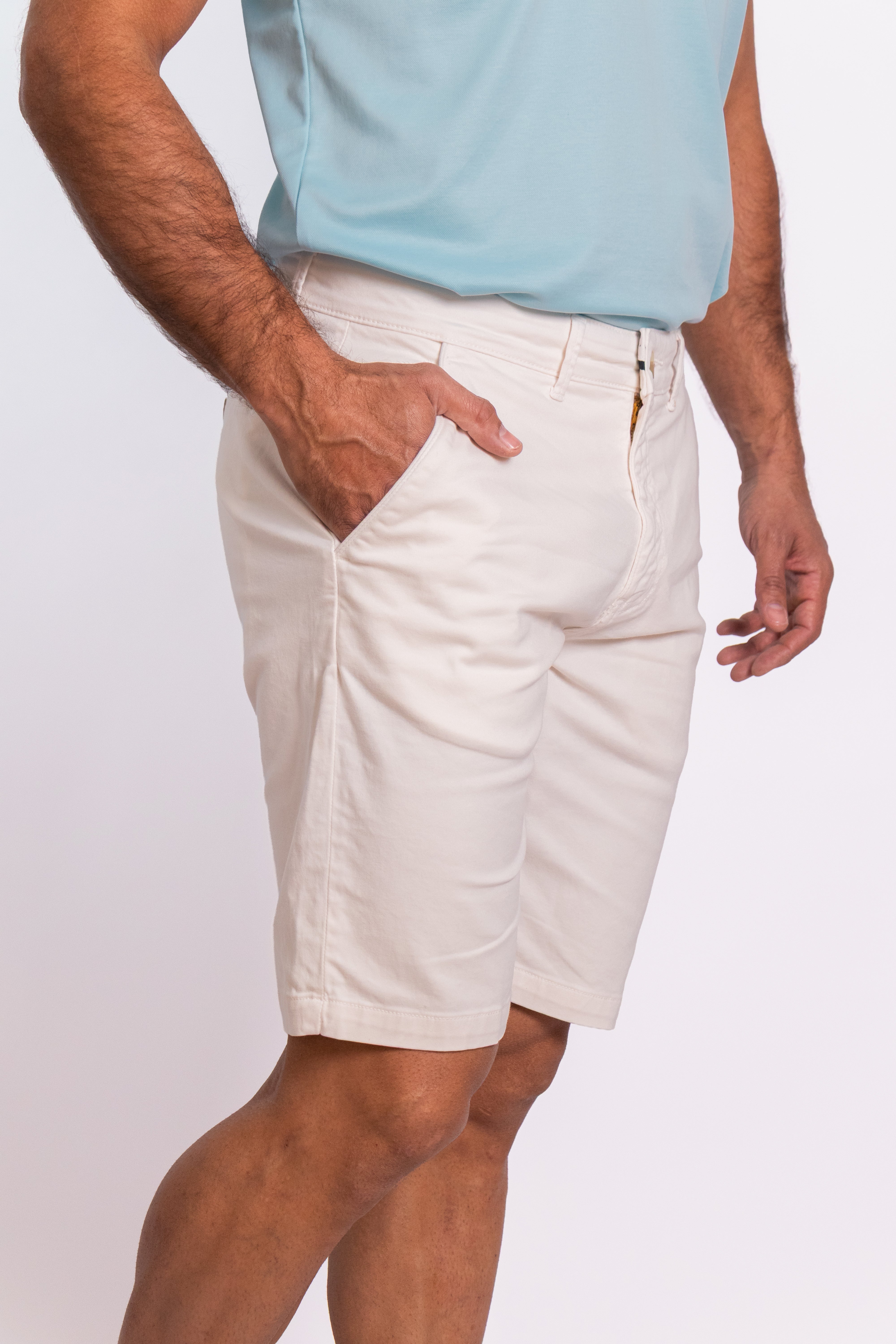 Bermuda de corte moderno con ajuste cómodo y favorecedor. Ideal para los días cálidos, combina frescura y versatilidad.