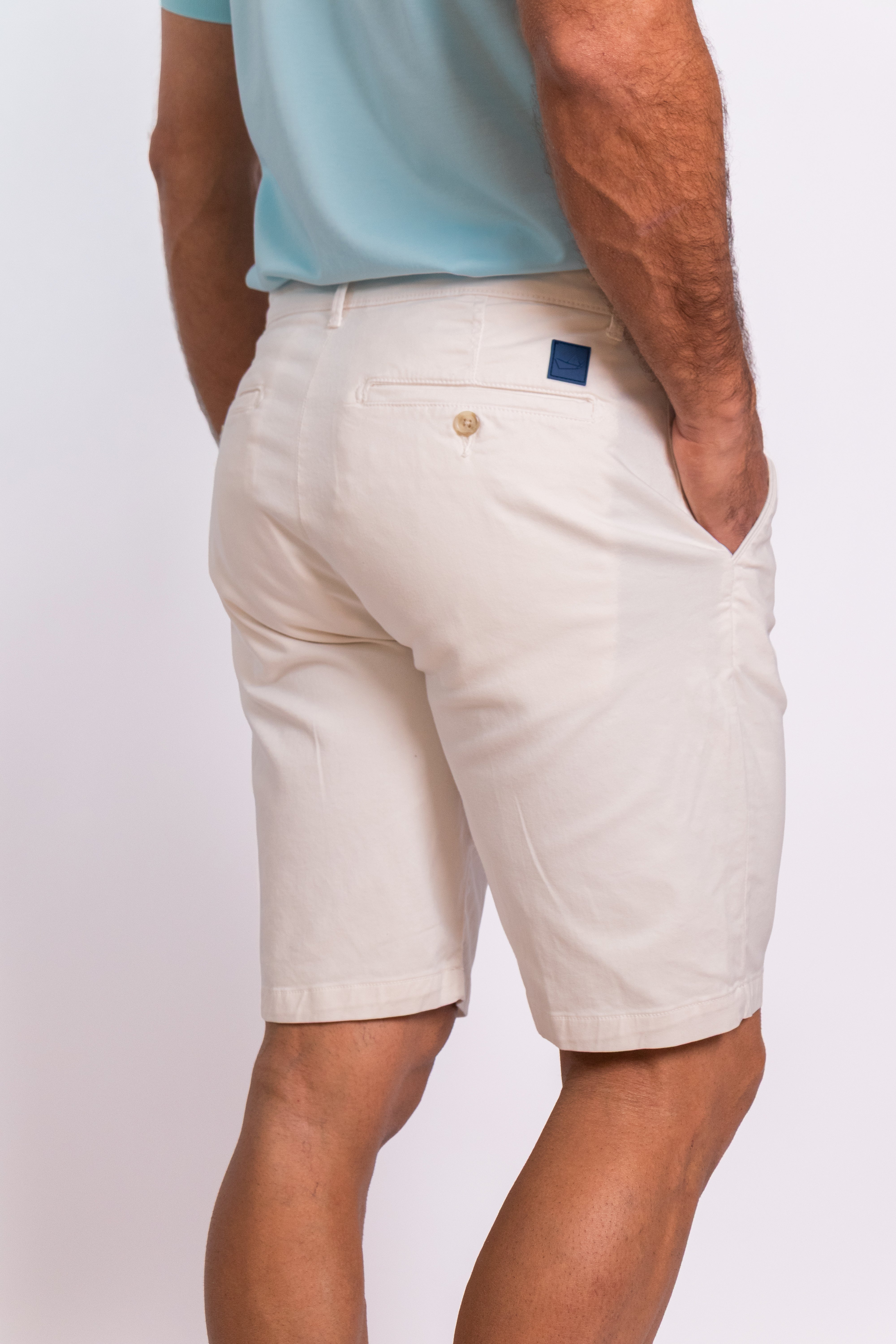 Bermuda de corte moderno con ajuste cómodo y favorecedor. Ideal para los días cálidos, combina frescura y versatilidad.